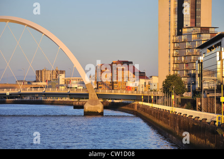 Un faible soleil du soir jette une lueur chaude sur la rivière de ronde dans la ville de Glasgow. Banque D'Images