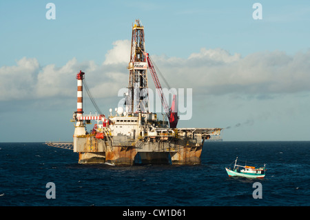 SS47 offshore oil drilling rig dans le bassin de Campos, Rio de Janeiro, Brésil. Travailler pour Petrobras. Bateau de pêche flottant autour. Banque D'Images