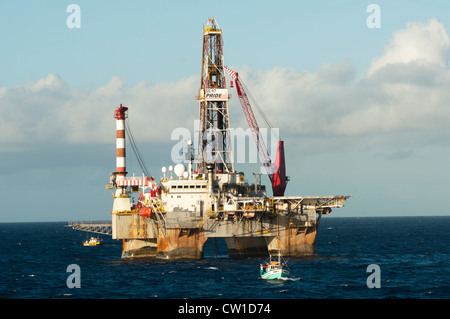 SS47 offshore oil drilling rig dans le bassin de Campos, Rio de Janeiro, Brésil. Travailler pour Petrobras. Bateau de pêche flottant autour. Banque D'Images