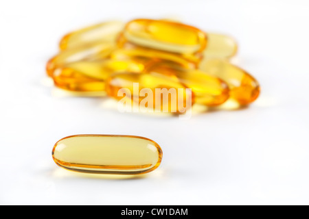 Gros plan d'une capsule d'huile de poisson, un supplément des riches en acides gras oméga-3, EPA, DHA et vitamines A et D. Banque D'Images