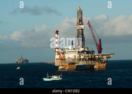 SS47 offshore oil drilling rig dans le bassin de Campos, Rio de Janeiro, Brésil. Travailler pour Petrobras. Bateau de pêche flottant autour. Banque D'Images