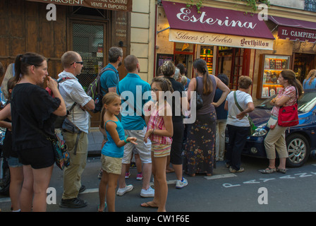 Paris, France, grande foule, touristes en famille, familles, alignement, Queuing, à French Ice Cream Store, Bertillion Shop, 'Ile Saint Louis' Urban STREET Banque D'Images