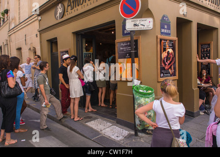 Paris, France, foule de touristes faisant la queue, d'attente, de la crème glacée italienne au magasin, boutique, entrée privée Banque D'Images