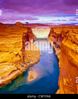 Barrage de Glen Canyon est un barrage voûte en béton de la rivière Colorado, dans le nord de l'Arizona aux Etats-Unis, près de la ville de Page. Banque D'Images