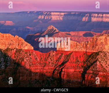 Vue de Yaki Point sur la rive sud du grand canyon national park Arizona dans le haut pays. Le lever du soleil. Banque D'Images