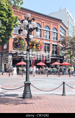 Un lampadaire sur un coin extérieur d'un restaurant dans le centre historique de Gastown, au centre-ville de Vancouver, BC. Banque D'Images