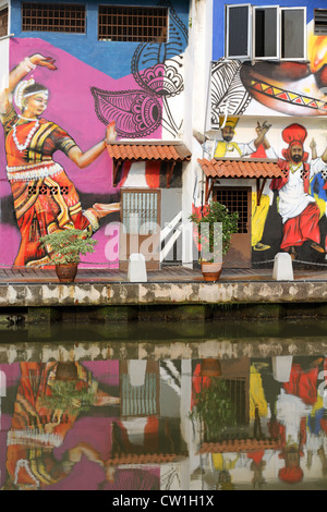 Murales colorées riverside sur la rivière Melaka en Melaka. Banque D'Images