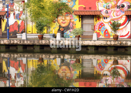 Murales colorées riverside sur la rivière Melaka en Melaka. Banque D'Images
