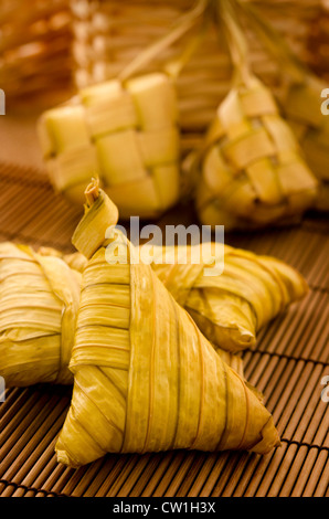 Malaise traditionnelle Asiatique, ketupat ou paniers de riz dans l'établissement de faible luminosité Banque D'Images