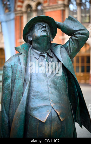 Statue en bronze de Sir John Betjeman à haut vers le ciel à Londres St Pancras International Gare Banque D'Images