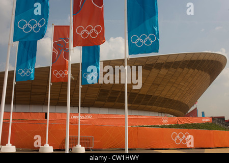 Extérieur de la £105m Pin de Sibérie - Vélodrome pavillon pendant les Jeux Olympiques de 2012 à Londres. La London Velopark est un centre de cyclisme dans la région de Leyton dans l'Est de Londres. Il est l'un des sites olympiques et paralympiques pour les Jeux de 2012. Le Velopark est à l'extrémité nord du parc olympique. Il dispose d'un vélodrome et le BMX Track, qui sera utilisé pour les Jeux, ainsi qu'un mile (1,6 km) course sur route et une piste de vélo de montagne.[2] Le parc remplace le Circuit Cycle Eastway démoli pour faire place à elle. (Sous-titres continuent dans Description..) Banque D'Images