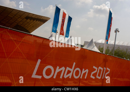 Extérieur de la £105m Pin de Sibérie - Vélodrome pavillon pendant les Jeux Olympiques de 2012 à Londres. La London Velopark est un centre de cyclisme dans la région de Leyton dans l'Est de Londres. Il est l'un des sites olympiques et paralympiques pour les Jeux de 2012. Le Velopark est à l'extrémité nord du parc olympique. Il dispose d'un vélodrome et le BMX Track, qui sera utilisé pour les Jeux, ainsi qu'un mile (1,6 km) course sur route et une piste de vélo de montagne. Le parc remplace le Circuit Cycle Eastway démoli pour faire place à elle. (Plus le sous-titrage dans Description..) Banque D'Images