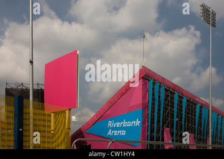 Paysage de la rivière Arena, lieu pour le hockey, investi dans le Parc olympique au cours de l'Jeux olympiques de 2012 à Londres, mais aussi en tant que lieu d'avenir pour le grand public - sa raison d'indécis. Barrières de clôtures et protéger cette zone sécurisée pendant un match de hockey est joué et les spectateurs la ligne coin hors de la vue. Ce terrain a été transformé pour devenir un 2,5 Km2 complexe sportif, une fois que les entreprises industrielles et maintenant le lieu de huit salles dont l'arène principale, centre aquatique et le vélodrome et le Village Olympique des athlètes. (Plus le sous-titrage dans Description..) Banque D'Images