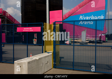 Paysage de la rivière Arena, lieu pour le hockey, investi dans le Parc olympique au cours de l'Jeux olympiques de 2012 à Londres, mais aussi en tant que lieu d'avenir pour le grand public - sa raison d'indécis. Barrières de clôtures et protéger cette zone sécurisée pendant un match de hockey est joué et les spectateurs la ligne coin hors de la vue. Ce terrain a été transformé pour devenir un 2,5 Km2 complexe sportif, une fois que les entreprises industrielles et maintenant le lieu de huit salles dont l'arène principale, centre aquatique et le vélodrome et le Village Olympique des athlètes.(plus le sous-titrage dans Description..) Banque D'Images