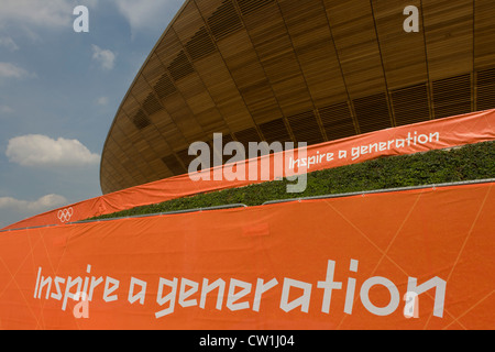 Extérieur de la £105m Pin de Sibérie - Vélodrome pavillon pendant les Jeux Olympiques de 2012 à Londres. La London Velopark est un centre de cyclisme dans la région de Leyton dans l'Est de Londres. Il est l'un des sites olympiques et paralympiques pour les Jeux de 2012. Le Velopark est à l'extrémité nord du parc olympique. Il dispose d'un vélodrome et le BMX Track, qui sera utilisé pour les Jeux, ainsi qu'un mile (1,6 km) course sur route et une piste de vélo de montagne Le parc remplace le Circuit Cycle Eastway démoli pour faire place à elle. (Plus le sous-titrage dans Description..) Banque D'Images