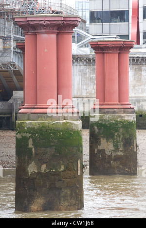 Pont vieux piliers à côté de Blackfriars Bridge dans la Tamise Banque D'Images