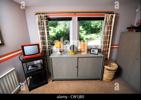 Une chambre dans une maison de style des années 1970 qui a été présenté dans un magazine 1975 makeover UK Banque D'Images