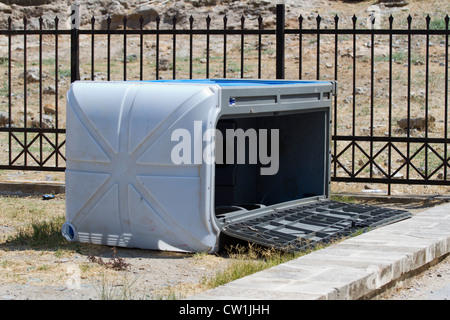 Un port-a-loo sur le côté à l'Acropole de Lindos, Grèce près de Méditerranée Banque D'Images