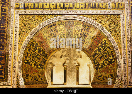 Mihrab dans la grande mosquée (mezquita), magnifiquement ornés d'art travail du 10ème siècle à Cordoue, Andalousie, espagne. Banque D'Images