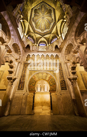 Mihrab (niche de prière) et plafond en dôme doré de 8ème siècle la grande mosquée (mezquita) intérieur à Cordoba, Espagne. Banque D'Images