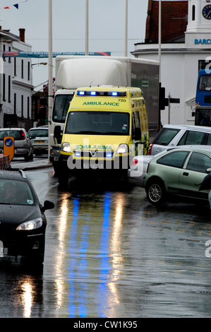 Le centre-ville en ambulance par temps humide Banque D'Images