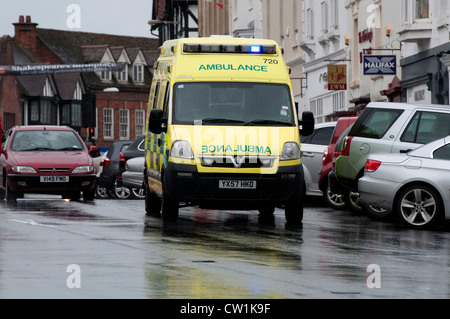 Le centre-ville en ambulance par temps humide Banque D'Images