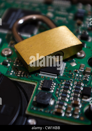 Un cadenas qui met sur un disque dur carte de commande. Banque D'Images