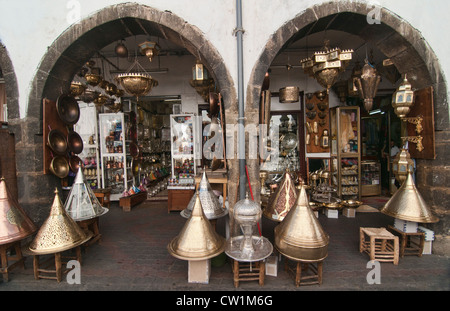 Les vendeurs de laiton au Quartier Habous bazar à Casablanca, Maroc Banque D'Images