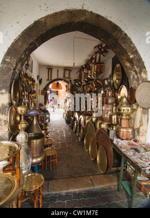 Les vendeurs de laiton au Quartier Habous bazar à Casablanca, Maroc Banque D'Images