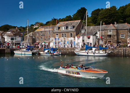 Bateau de quitter le port de Newquay, Cornwall, UK Banque D'Images