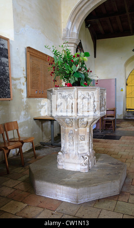 Un bel exemple de sept sacrement font à l'église paroissiale de St Barthélemy à Sloley, Norfolk, Angleterre, Royaume-Uni. Banque D'Images