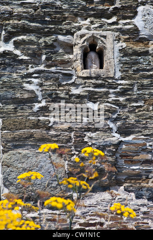 Face pierre dans la fenêtre de l'ancien bâtiment, Padstow, Cornwall, UK Banque D'Images