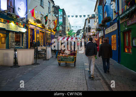 Les boutiques du quartier latin au crépuscule dans le centre-ville de Galway. Le comté de Galway, Irlande. Banque D'Images