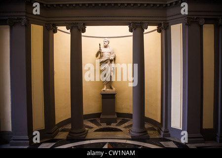 Esculapio, dieu de la médecine. Statue près de l'entrée d'une ancienne pharmacie Italienne. Banque D'Images