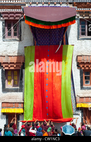 Les gens sur le balcon de l'Hemis Monastery en face d'un thangka de peur au festival Hemis au Ladakh, Inde. Banque D'Images