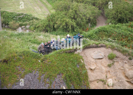 Ligne d'observateurs d'oiseaux sur les falaises de Cornwall Banque D'Images