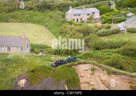 Les observateurs d'oiseaux sur les falaises de Cornwall Banque D'Images