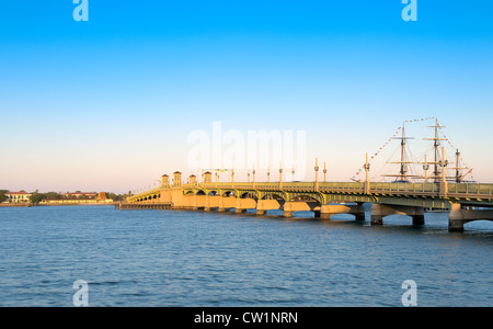 Vue sur le Pont de Lions à Saint Augustine, en Floride. C'est une destination touristique très populaire. Banque D'Images