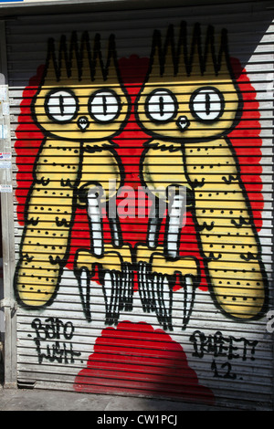 Street Art Par Dscreet, Owl peint sur un coffrage sécurité boutiques, Rue Hanbury, Spitalfields, Londres, Royaume-Uni. Banque D'Images