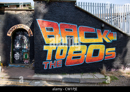 Retour à l'80s par le graffiti la vie, Brick Lane, Londres, Angleterre, Royaume-Uni. Banque D'Images