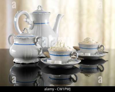 Service à café sur le tableau réfléchissant Banque D'Images