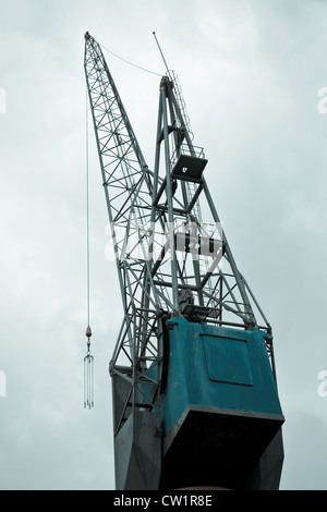 Grande grue sur le quai dans le port avec fond de ciel nuageux Banque D'Images