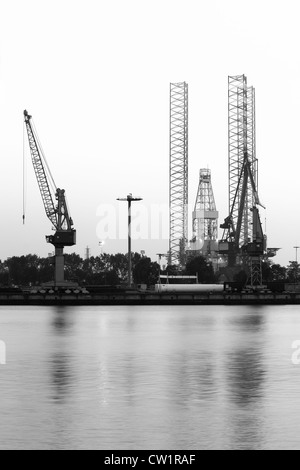 Construction- et de la réparation navale, de grues et d'appareils de forage vertical - image en noir et blanc Banque D'Images