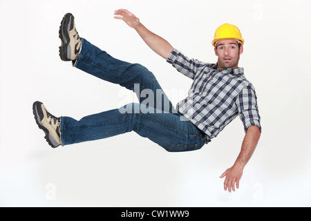 Un travailleur de la construction en chute libre. Banque D'Images
