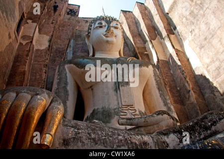 Bouddha géant à l'intérieur de Wat Si Chum, Sukhothai, Thaïlande Banque D'Images