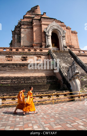 Deux moines marcher en face de Wat Chedi Luang, Chiang Mai, Thaïlande Banque D'Images