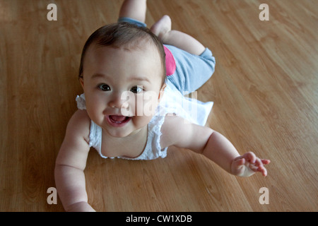 7 mois smiling baby girl Banque D'Images