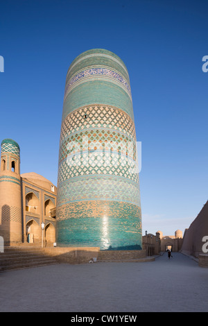 Kalta minar et Muhammad Amin Khan Madrasah, Ichan Kala, Khiva, Ouzbékistan Banque D'Images