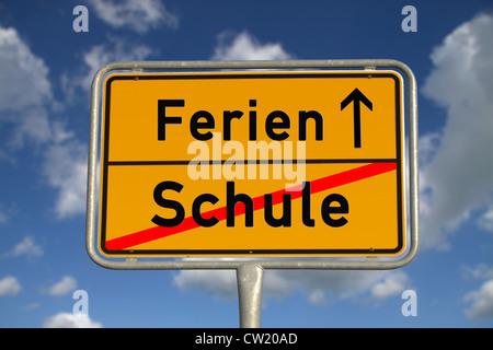 German road sign l'école et des vacances avec ciel bleu et nuages blancs Banque D'Images