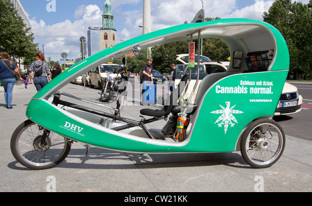 Velotaxy rickshaw à Berlin avec ajouter pour légaliser la marijuana. Banque D'Images